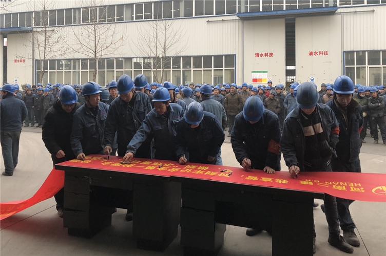 工人在橫幅標(biāo)語上莊嚴(yán)簽字_副本.jpg 工人在橫幅標(biāo)語上莊嚴(yán)簽字_副本.jpg